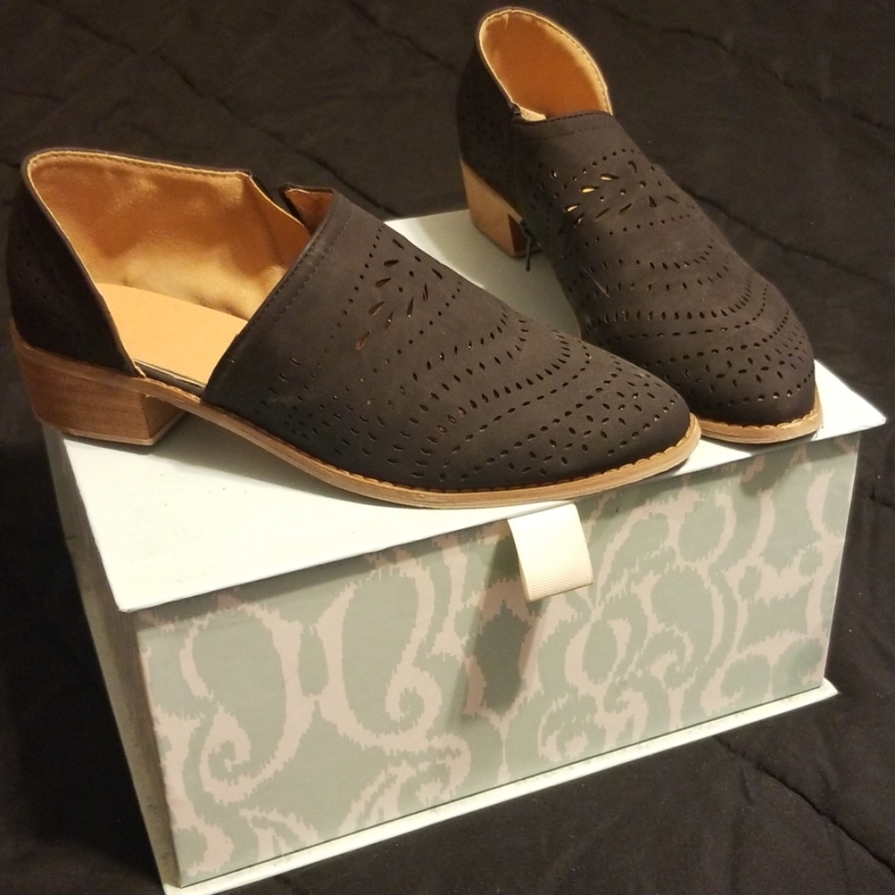 Black wood heel shoe